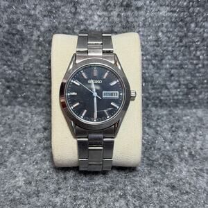 Seiko 7N43-9070 Quartz Day Date Black Dial Stainless Mens Watch - READ - Tested